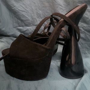 Black round bottom pumps